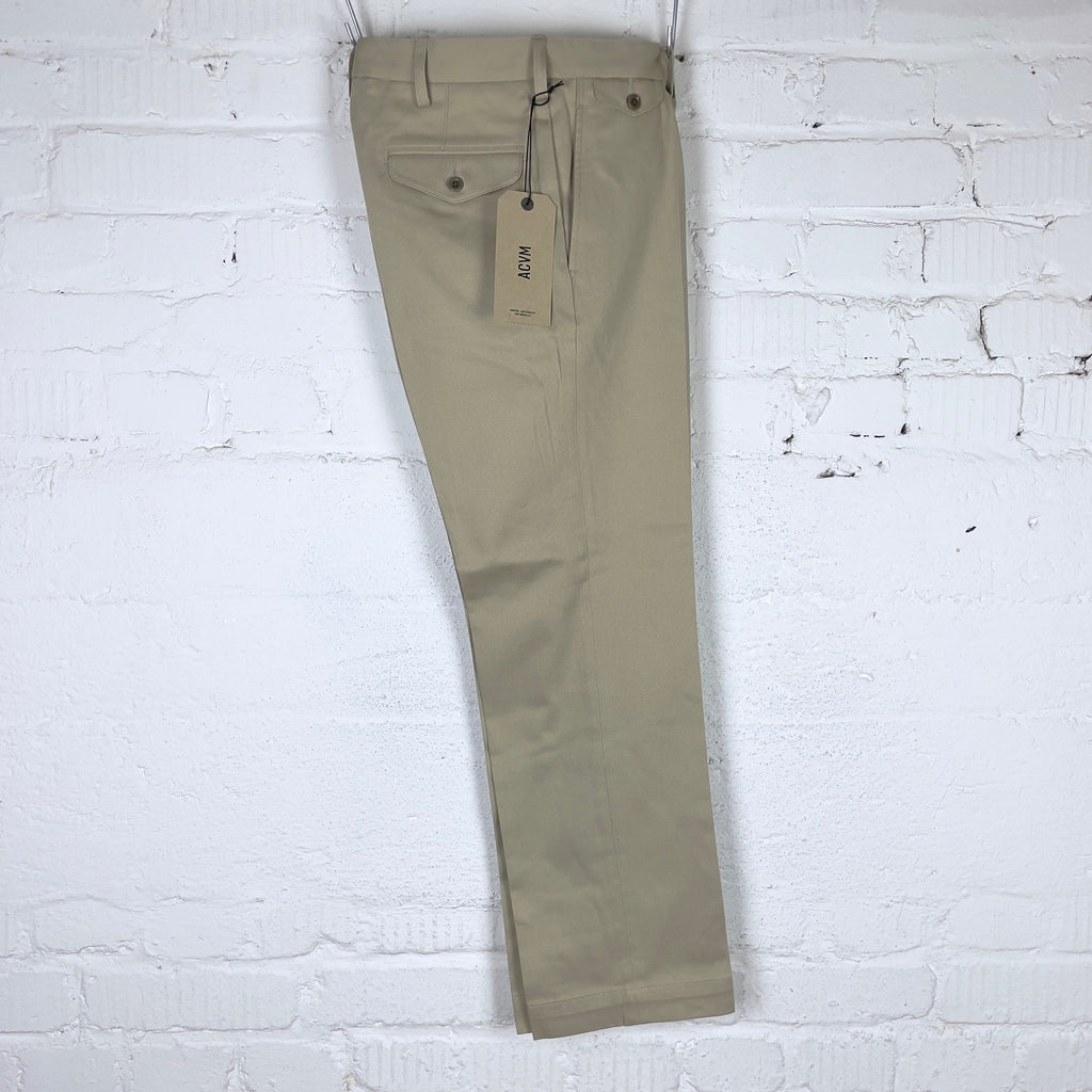 https://www.stuf-f.com/media/image/99/43/33/addict-clothes-acv-tr02tw-single-pleated-cotton-twill-trousers-khaki-3.jpg