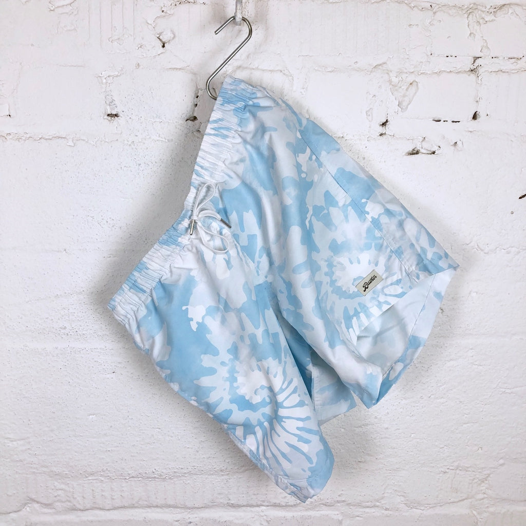 https://www.stuf-f.com/media/image/8e/c0/fa/bather-blue-tie-dye-swim-shorts-1.jpg
