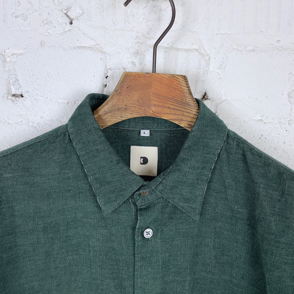 https://www.stuf-f.com/media/image/d1/54/4b/delikatessen-feel-good-shirt-japanese-corduroy-cotton-emerald-green-2.jpg
