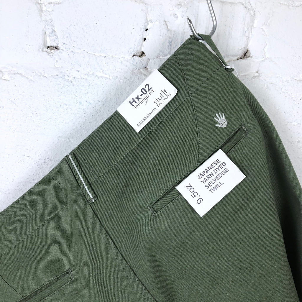 https://www.stuf-f.com/media/image/7d/77/82/fit-and-craft-x-stuff-relaxed-tapered-fit-chino-olive-8.jpg