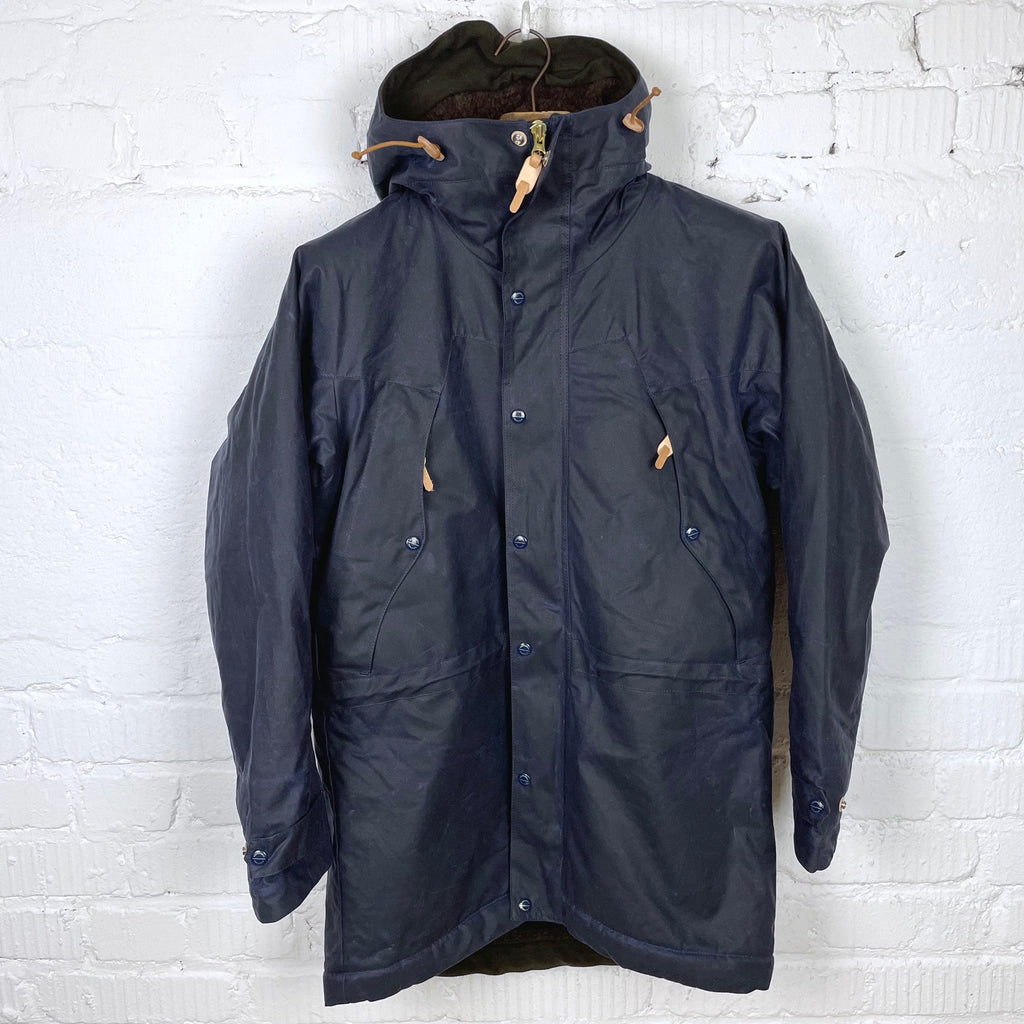 https://www.stuf-f.com/media/image/fb/57/24/manifattura-ceccarelli-long-mountain-jacket-waxed-navy-1.jpg
