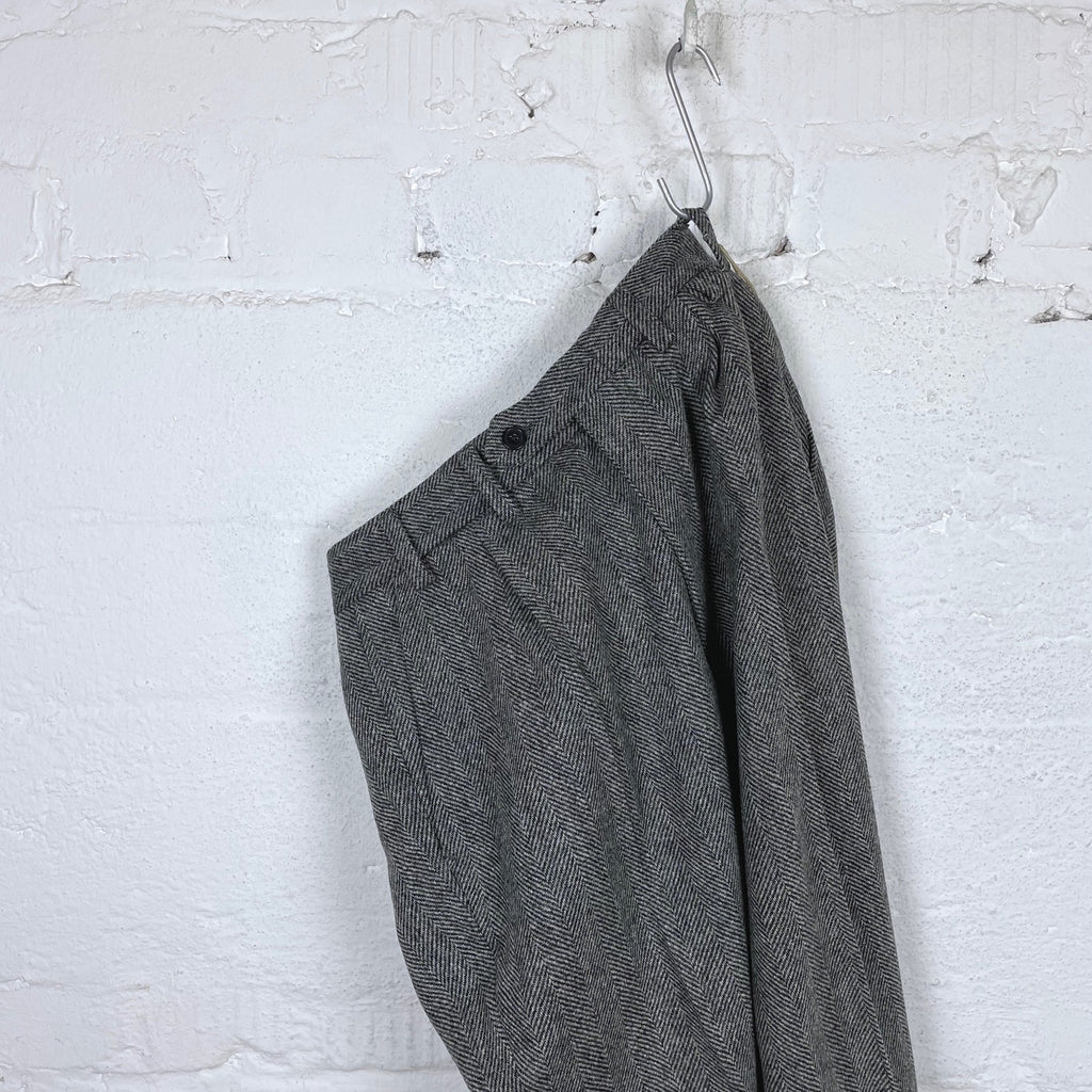 https://www.stuf-f.com/media/image/60/70/95/portuguese-flannel-wool-herringbone-trousers-grey-2.jpg