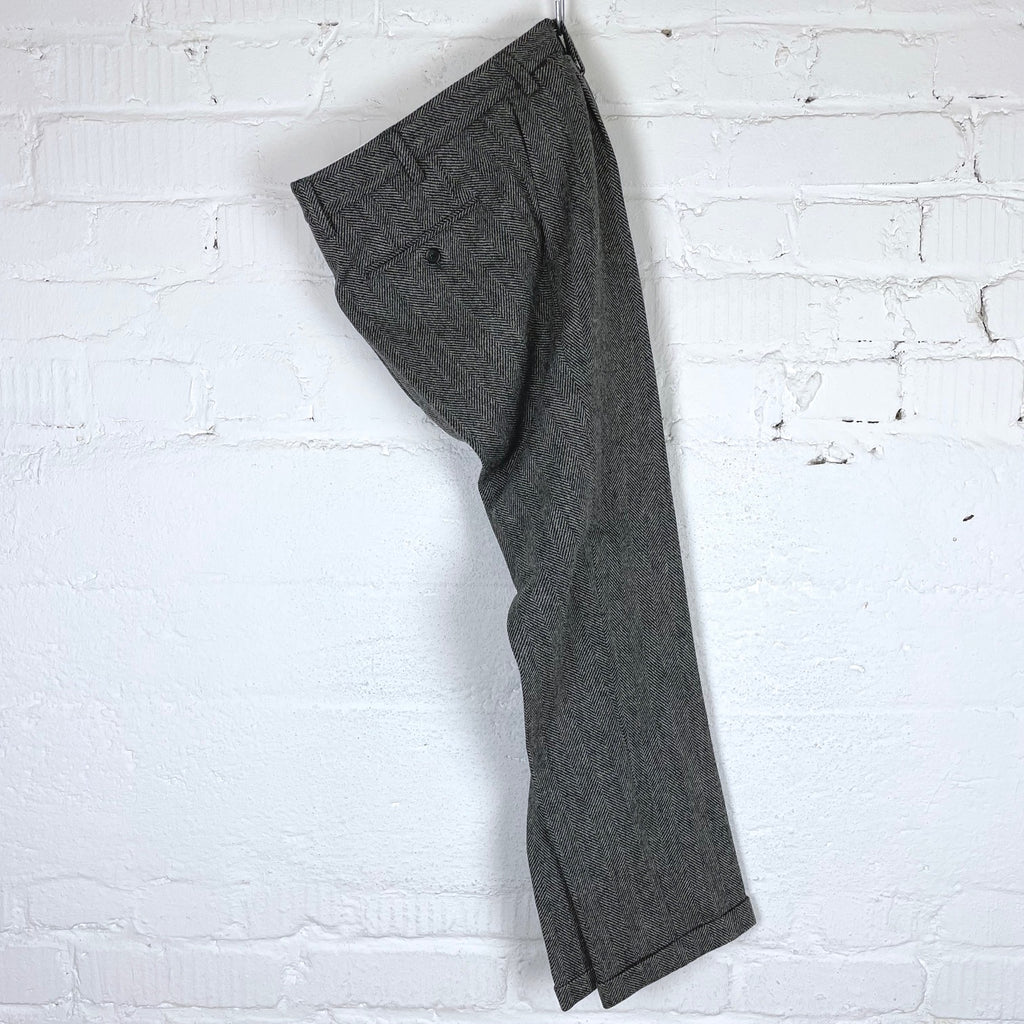 https://www.stuf-f.com/media/image/34/68/c6/portuguese-flannel-wool-herringbone-trousers-grey-3.jpg