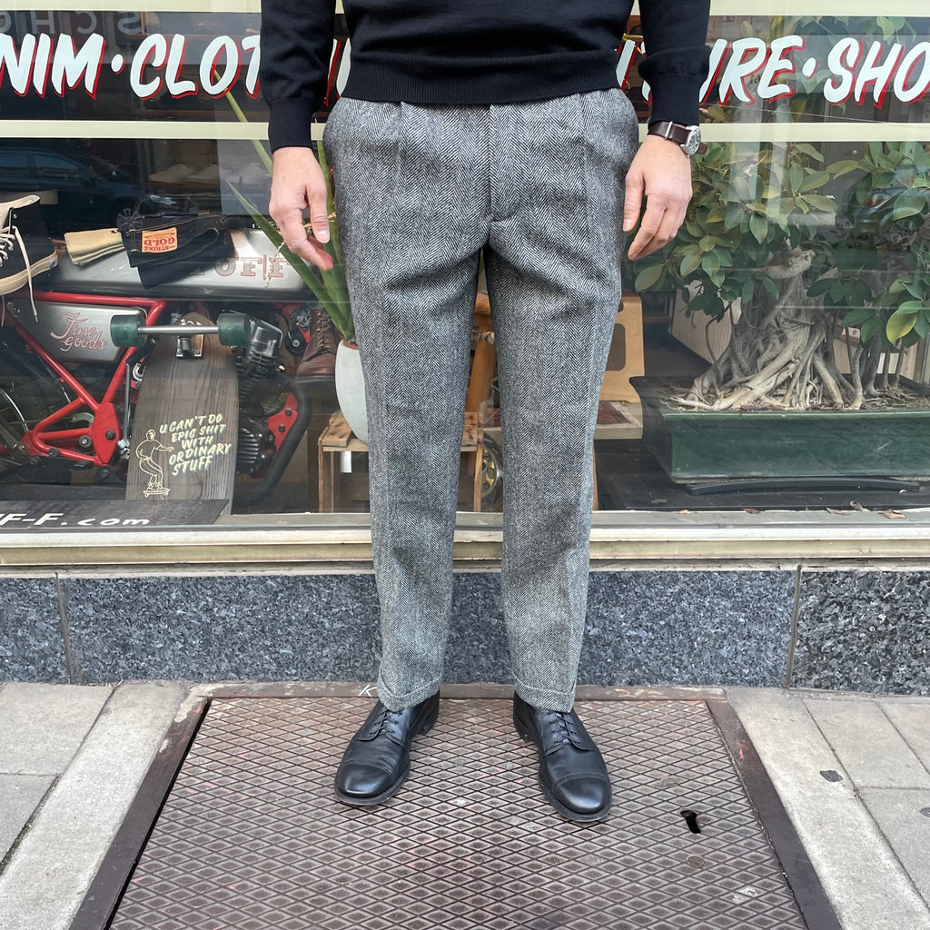 https://www.stuf-f.com/media/image/8c/03/fb/portuguese-flannel-wool-herringbone-trousers-grey-5.jpg