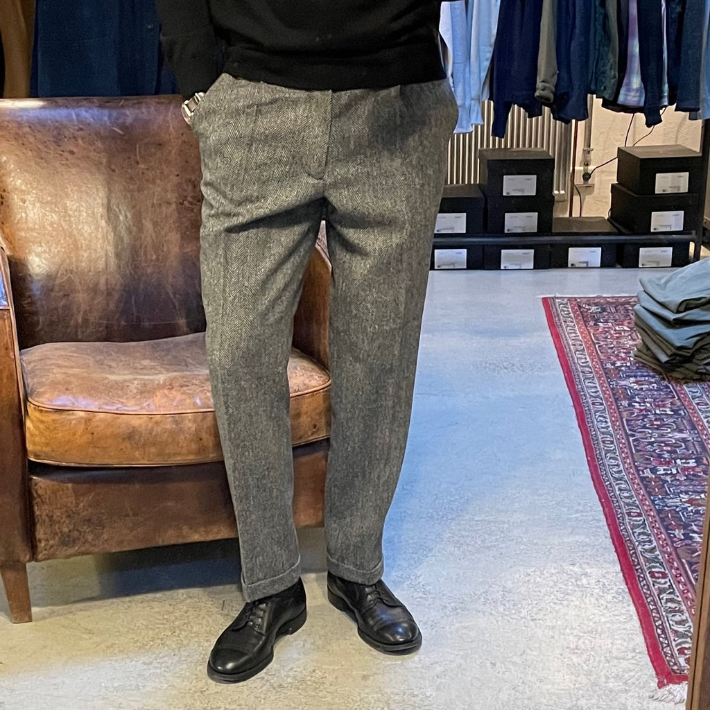 https://www.stuf-f.com/media/image/f9/5d/22/portuguese-flannel-wool-herringbone-trousers-grey-6.jpg