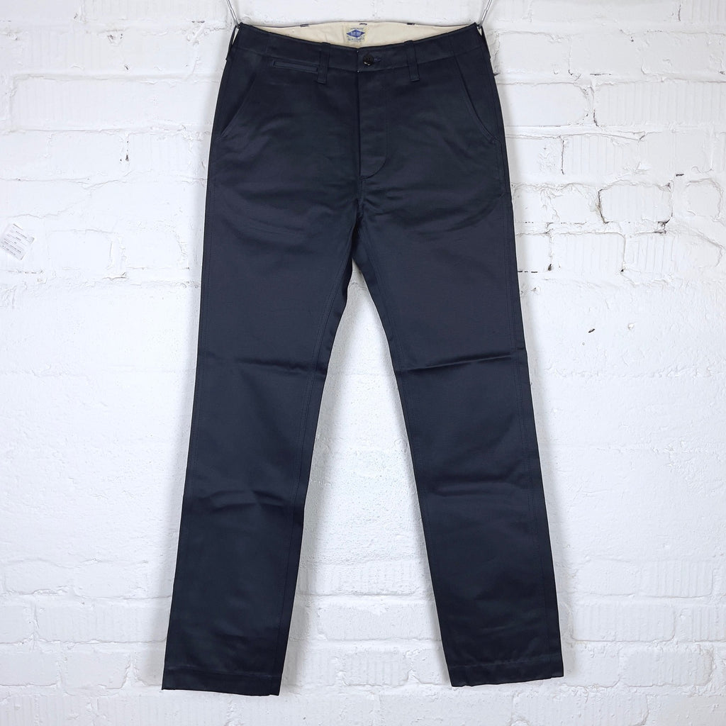 https://www.stuf-f.com/media/image/eb/15/d7/the-real-mccoys-blue-seal-chino-trousers-navy-1.jpg