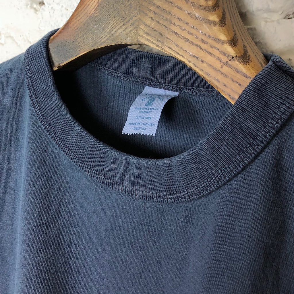 https://www.stuf-f.com/media/image/74/b0/0c/velva-sheen-pigment-dyed-pocket-tshirt-navy-2.jpg