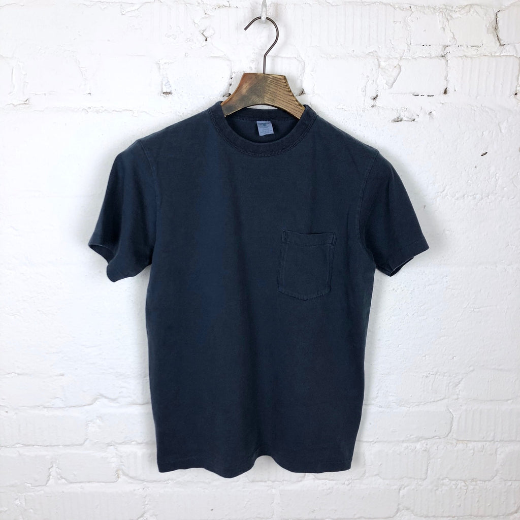 https://www.stuf-f.com/media/image/cc/11/d3/velva-sheen-pigment-dyed-pocket-tshirt-navy.jpg
