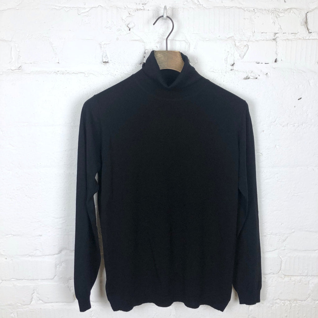 https://www.stuf-f.com/media/image/fe/bc/f1/william-lockie-superfine-merino-roll-neck-knit-sweater-black-3.jpg