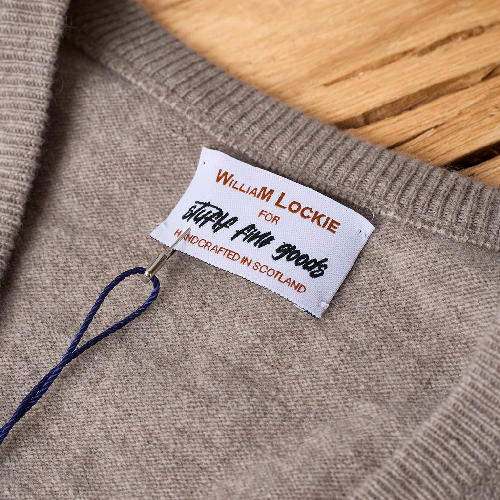 william lockie x stuf|f | super geelong v-neck sweater - mushroom - Bild 3