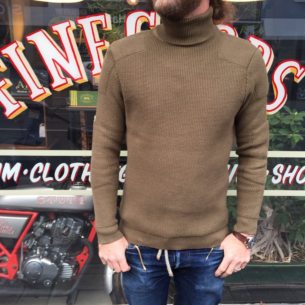 https://www.stuf-f.com/media/image/ae/32/4d/addict-clothes-acv-kn02-padded-waffle-turtle-cotton-knit-olive-4.jpg