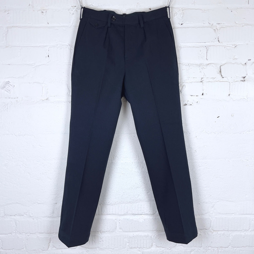 https://www.stuf-f.com/media/image/de/a9/84/addict-clothes-acv-tr02cw-single-pleated-cotton-wool-trousers-navy-4.jpg