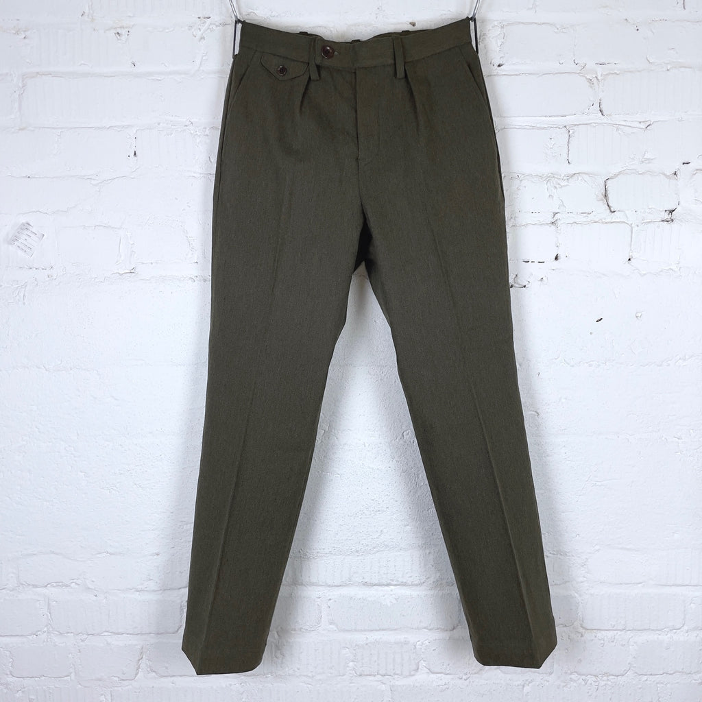 https://www.stuf-f.com/media/image/ef/eb/98/addict-clothes-acv-tr02cw-single-pleated-cotton-wool-trousers-olive-5.jpg