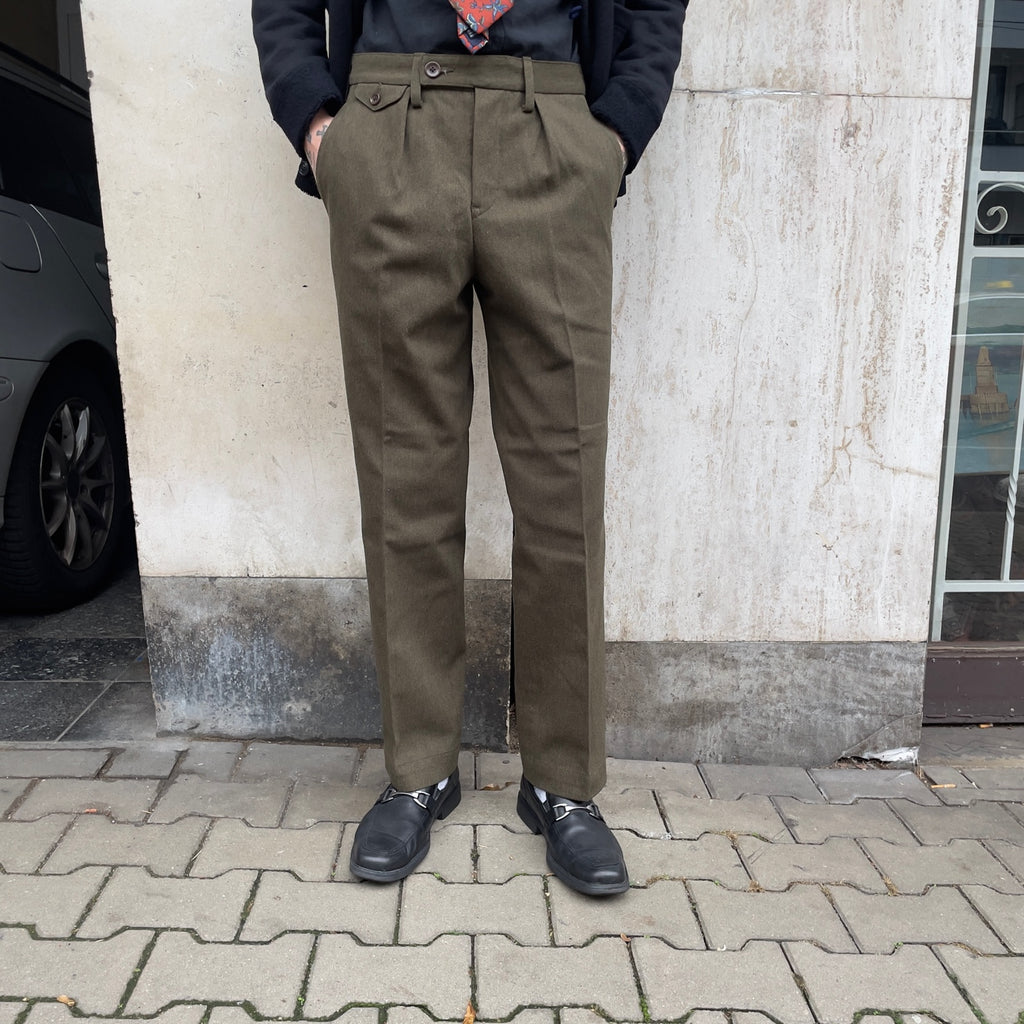 https://www.stuf-f.com/media/image/6f/75/24/addict-clothes-acv-tr02cw-single-pleated-cotton-wool-trousers-olive-7.jpg