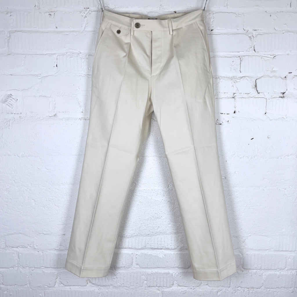 https://www.stuf-f.com/media/image/5c/80/3f/addict-clothes-acv-tr02kt-single-pleated-cotton-army-trousers-ivory-3.jpg