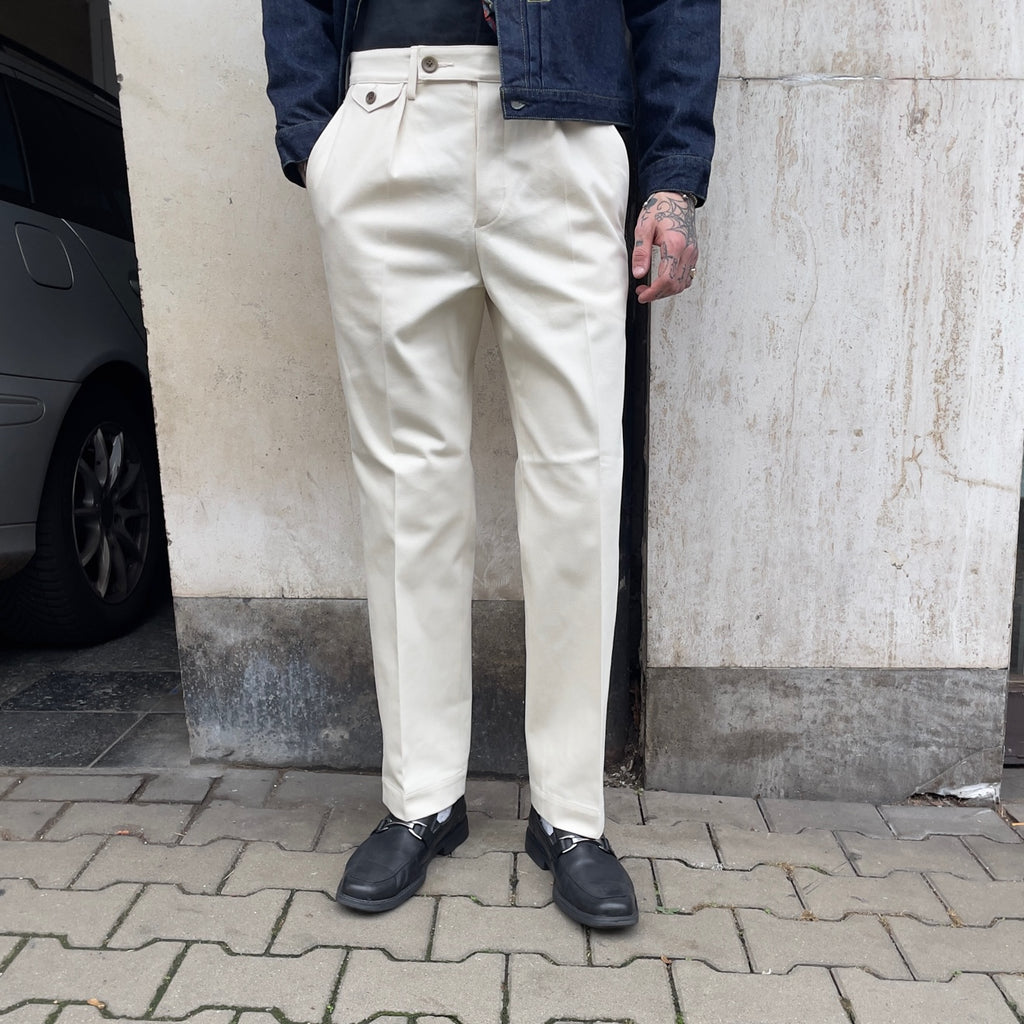 https://www.stuf-f.com/media/image/c0/12/be/addict-clothes-acv-tr02kt-single-pleated-cotton-army-trousers-ivory-8.jpg