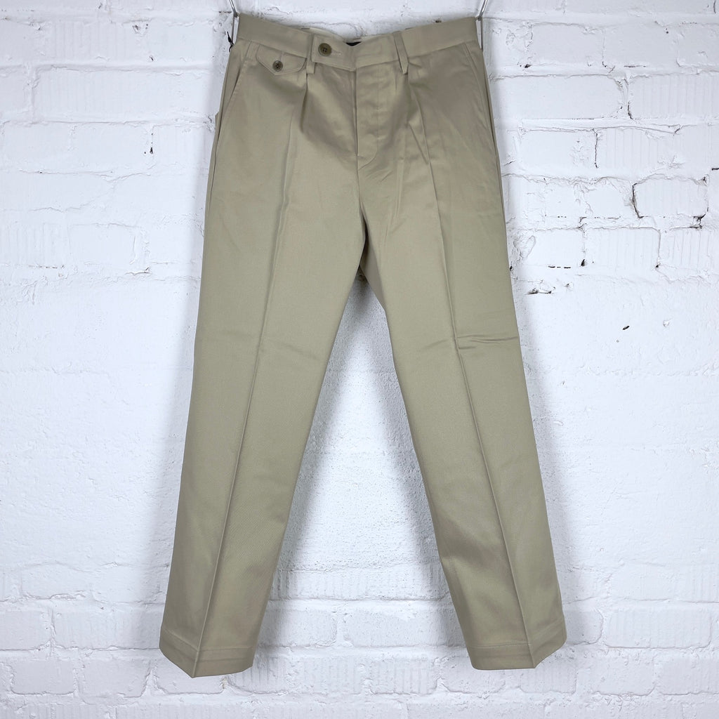 https://www.stuf-f.com/media/image/7d/c6/g0/addict-clothes-acv-tr02tw-single-pleated-cotton-twill-trousers-khaki-1.jpg