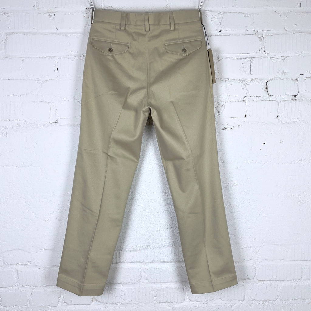 https://www.stuf-f.com/media/image/21/b9/0d/addict-clothes-acv-tr02tw-single-pleated-cotton-twill-trousers-khaki-2.jpg