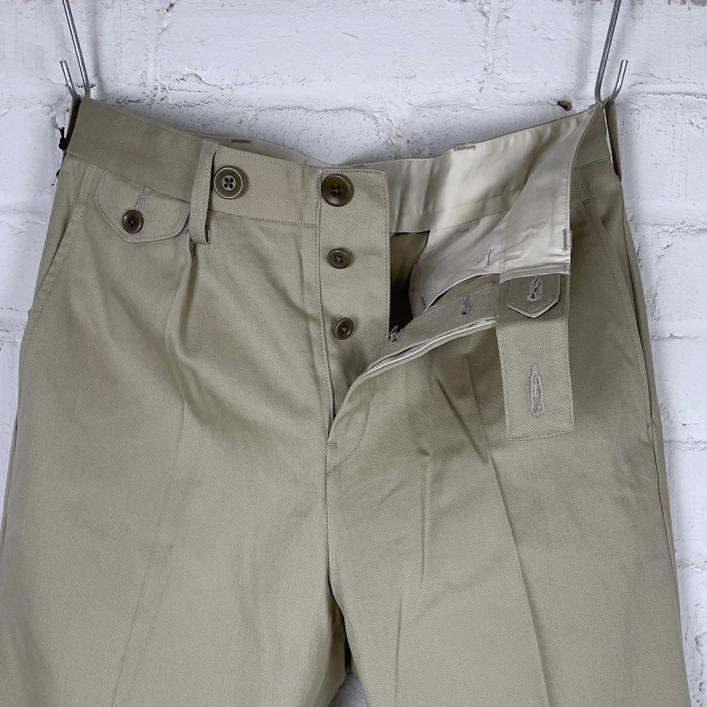 https://www.stuf-f.com/media/image/e8/11/cd/addict-clothes-acv-tr02tw-single-pleated-cotton-twill-trousers-khaki-5.jpg