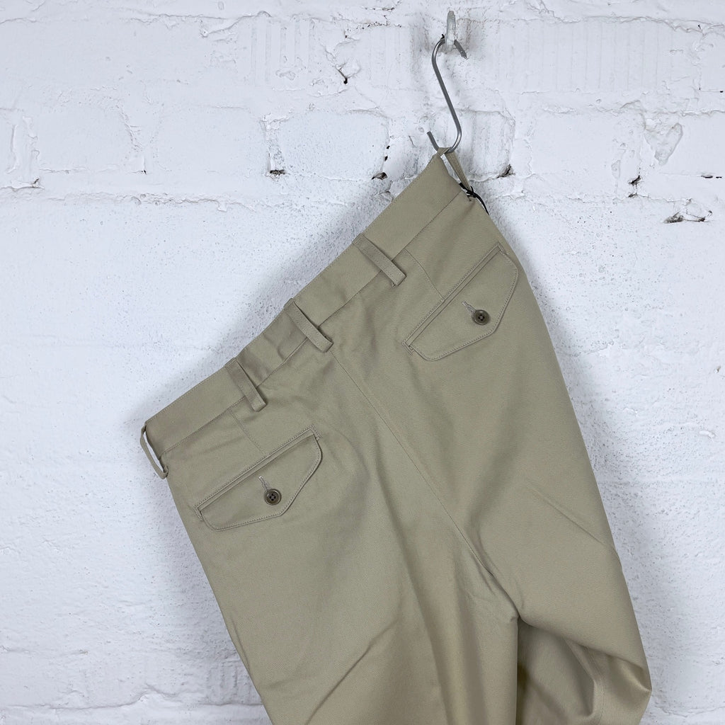 https://www.stuf-f.com/media/image/4e/32/10/addict-clothes-acv-tr02tw-single-pleated-cotton-twill-trousers-khaki-6.jpg