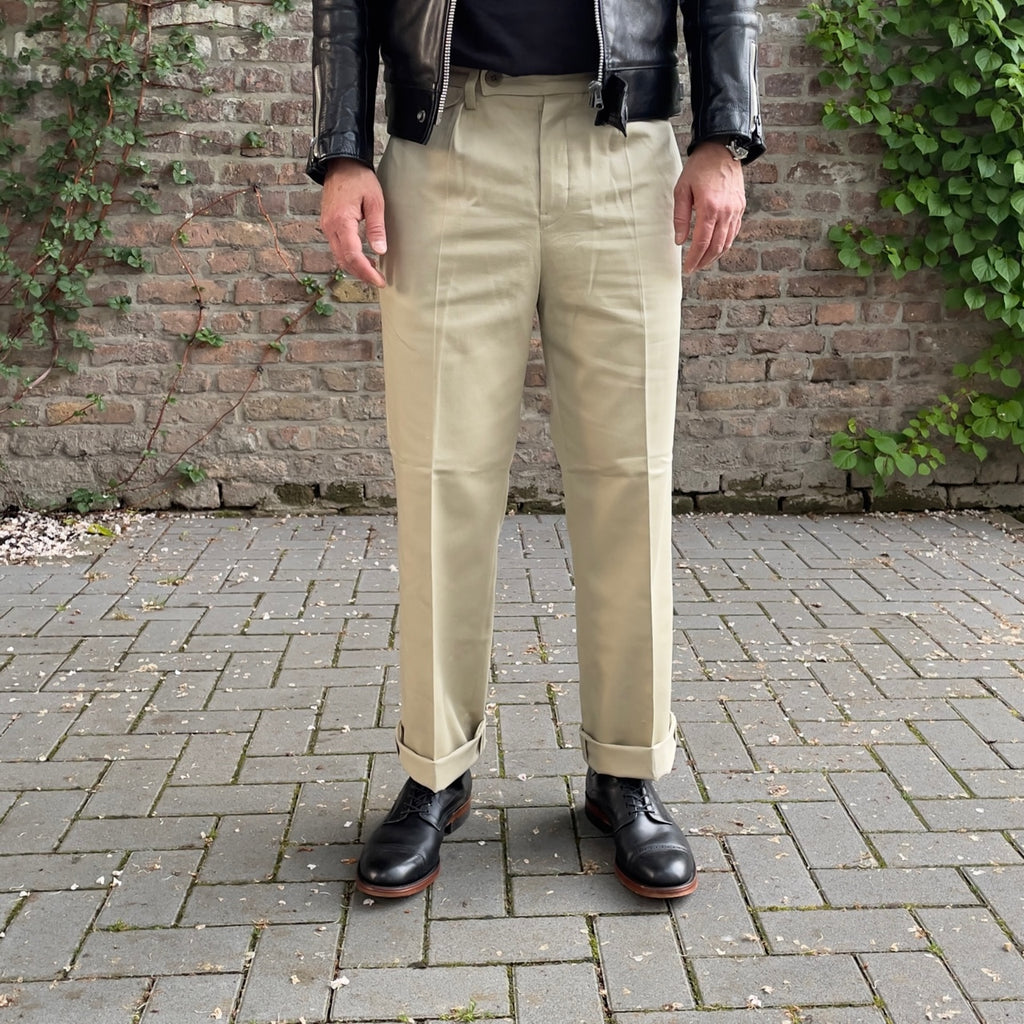 https://www.stuf-f.com/media/image/78/0d/cd/addict-clothes-acv-tr02tw-single-pleated-cotton-twill-trousers-khaki-8.jpg