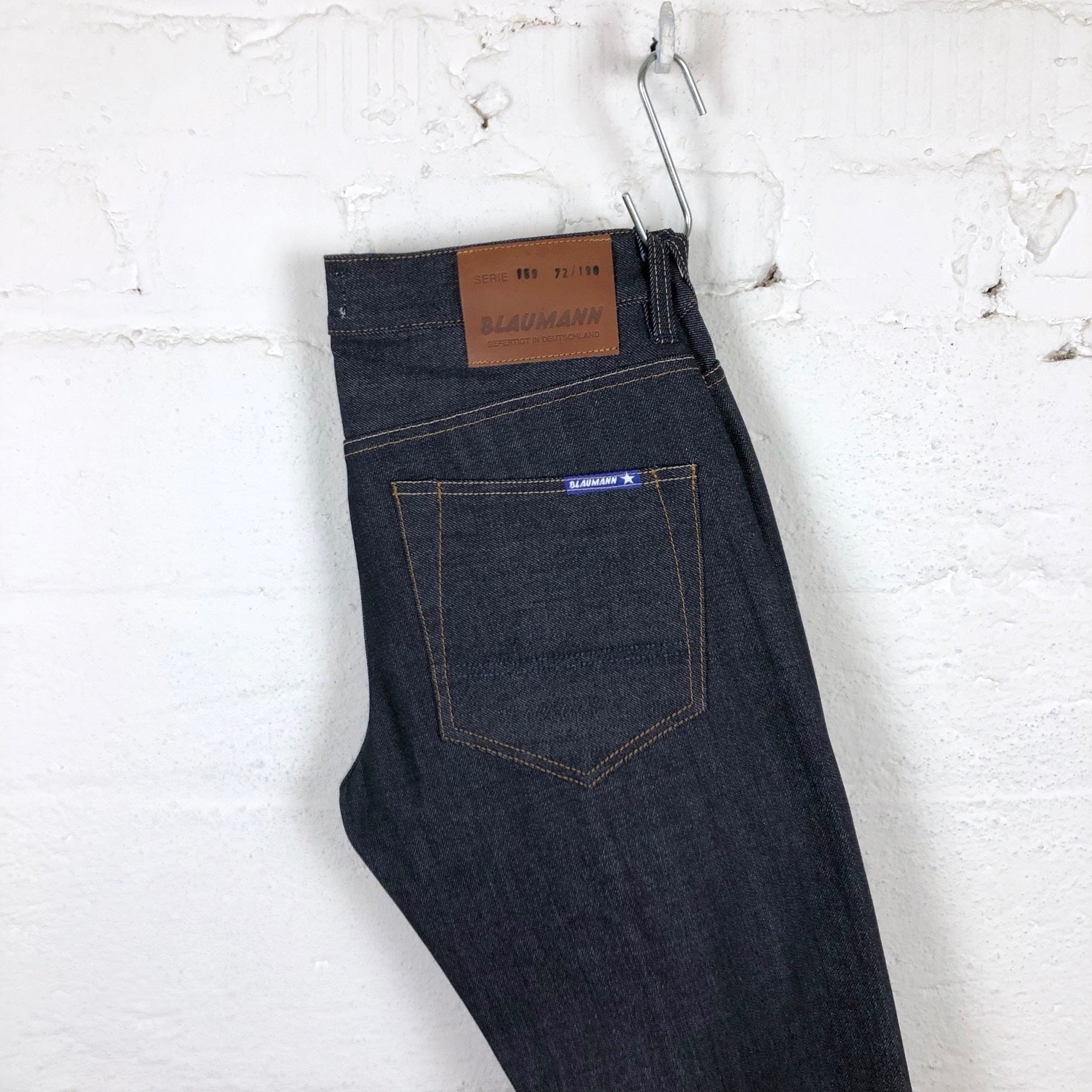 https://stuf-f.com/cdn/shop/products/blaumann-jeanshosen-schmaler-blaumann-deutscher-denim-5.jpg?v=1685514272