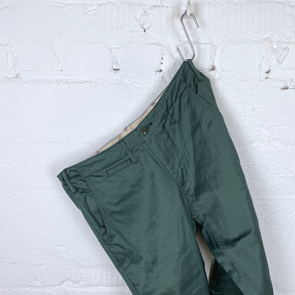 https://www.stuf-f.com/media/image/08/ee/9d/burgus-plus-401z-60-zip-fly-modern-chino-trousers-green-gray-3.jpg
