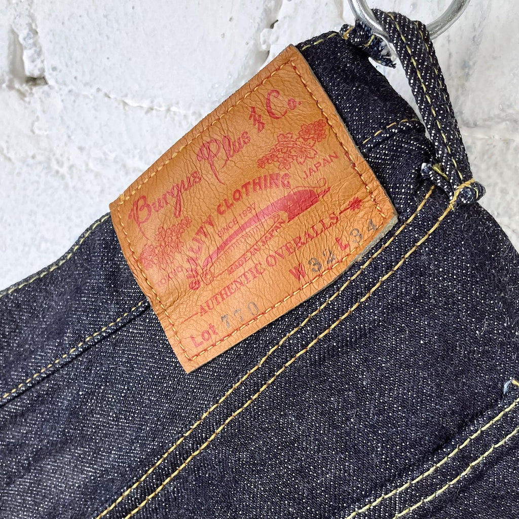 https://www.stuf-f.com/media/image/6e/d0/2b/burgus-plus-770-22-standard-selvedge-jeans-2.jpg