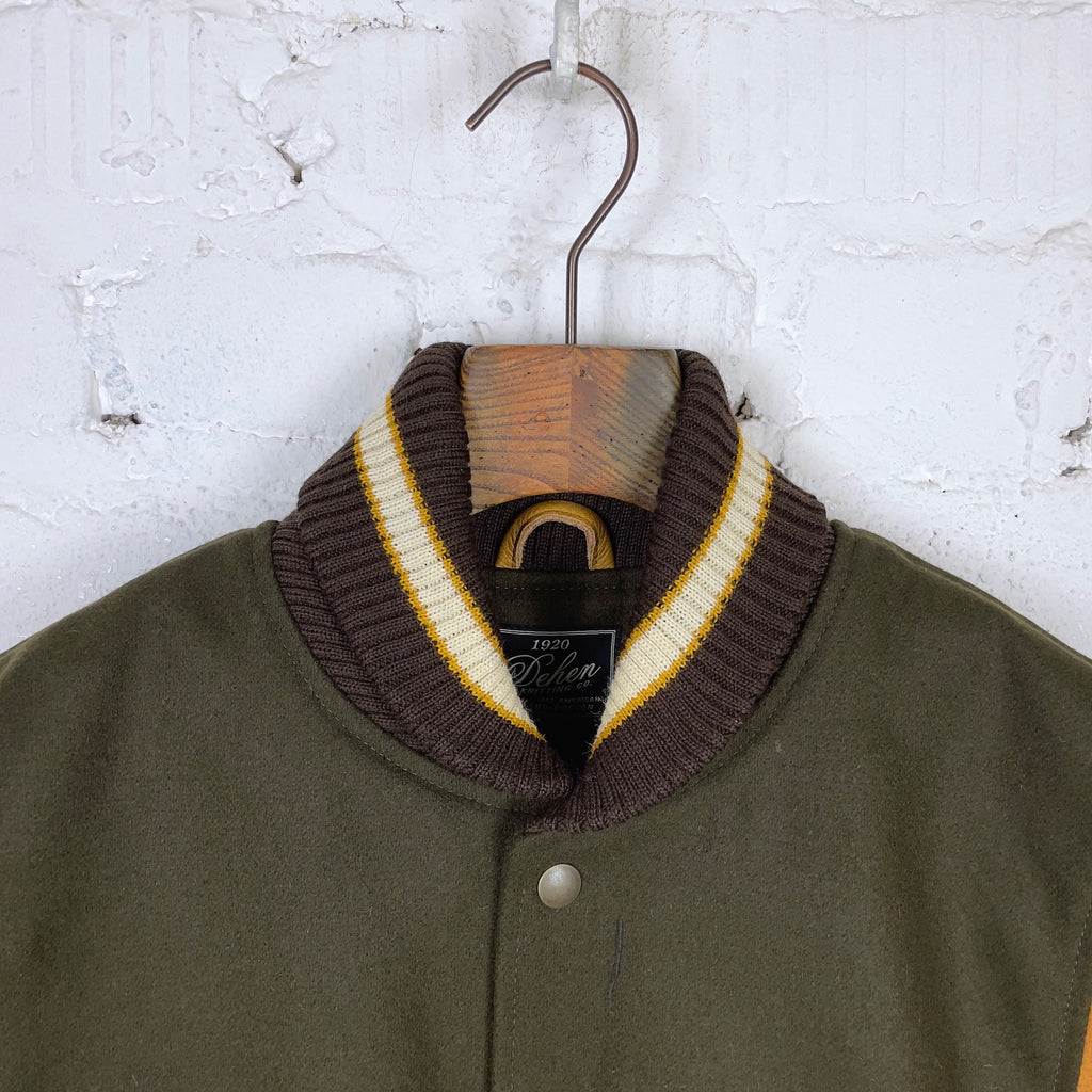 https://www.stuf-f.com/media/image/fc/b2/86/dehen-1920-varsity-jacket-loden-rust-2.jpg