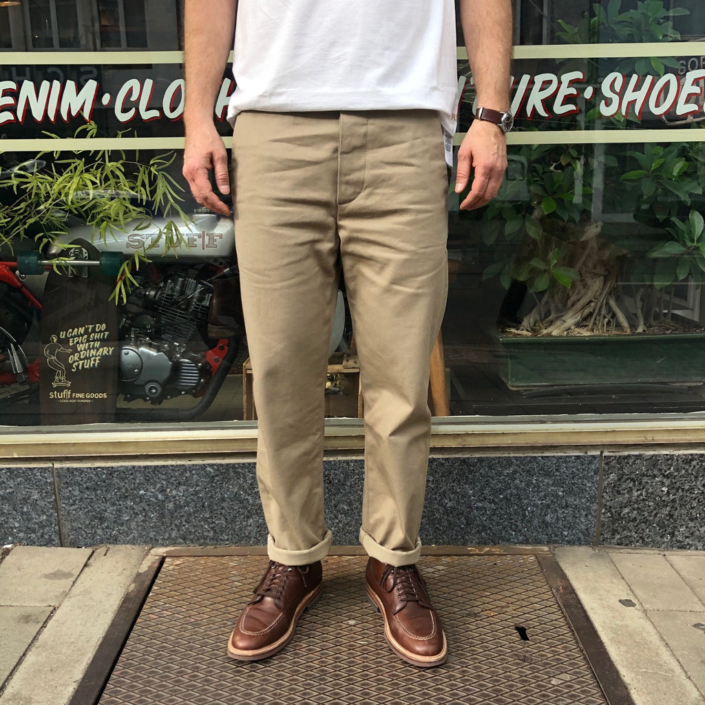 https://www.stuf-f.com/media/image/ab/e0/73/fit-and-craft-x-stuff-relaxed-tapered-fit-chino-khaki-4.jpg