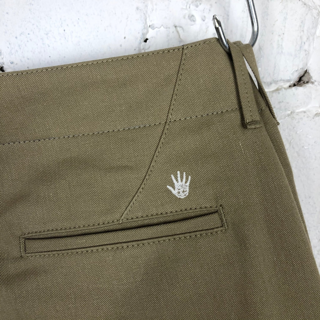 https://www.stuf-f.com/media/image/91/35/7d/fit-and-craft-x-stuff-relaxed-tapered-fit-chino-khaki-7.jpg
