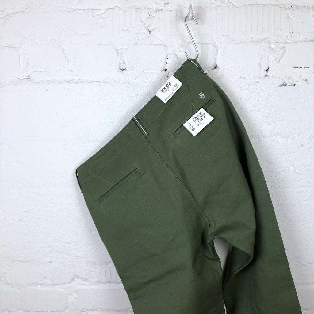 https://www.stuf-f.com/media/image/22/0e/4e/fit-and-craft-x-stuff-relaxed-tapered-fit-chino-olive-9.jpg