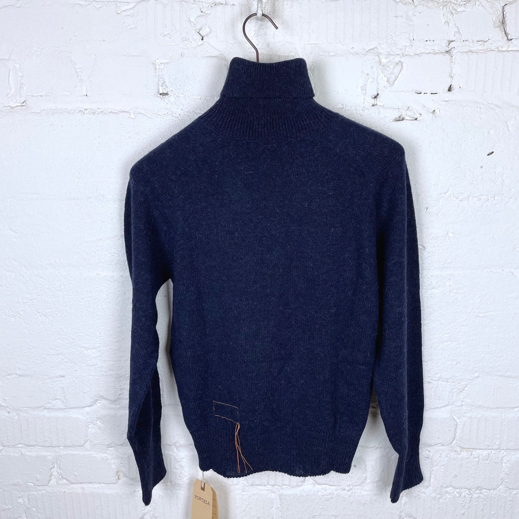 https://www.stuf-f.com/media/image/7f/06/25/fortela-piero-turtleneck-sweater-blue-3.jpg
