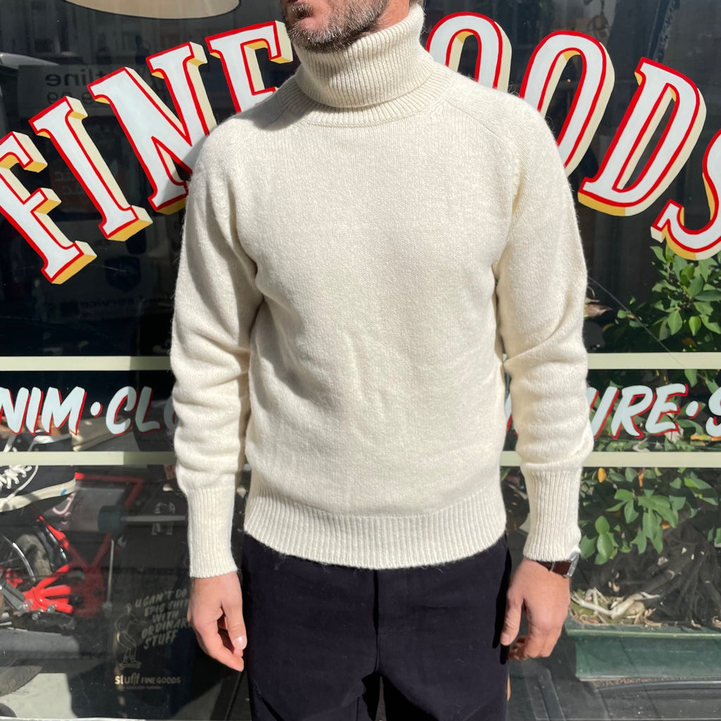 https://www.stuf-f.com/media/image/d1/26/8d/fortela-piero-turtleneck-sweater-off-white-1.jpg