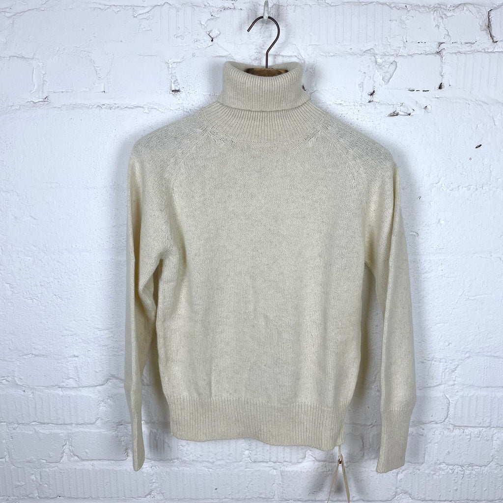 https://www.stuf-f.com/media/image/ce/12/8f/fortela-piero-turtleneck-sweater-off-white-3.jpg