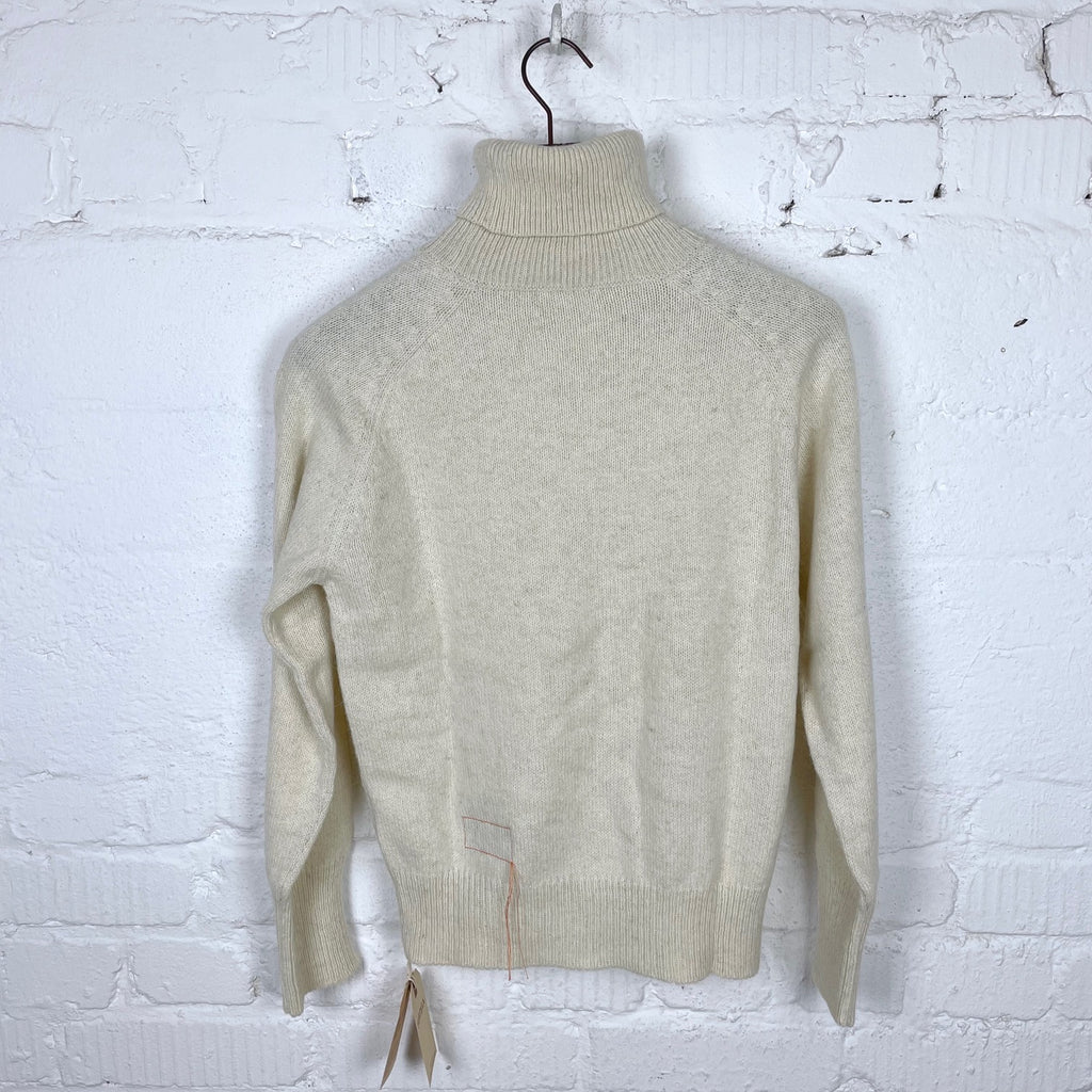 https://www.stuf-f.com/media/image/7b/45/42/fortela-piero-turtleneck-sweater-off-white-5.jpg