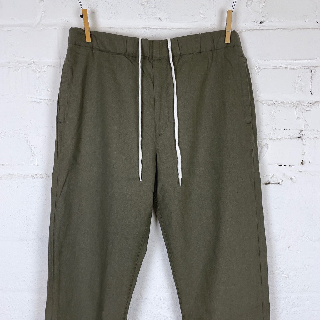 https://www.stuf-f.com/media/image/bc/1f/e4/fullcount-1124-4-linen-cotton-canvas-easy-pants-olive-3.jpg
