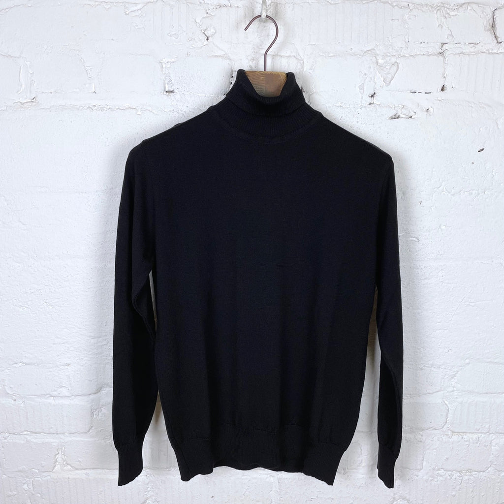 https://www.stuf-f.com/media/image/0d/12/47/grp-tec-1-fine-knit-roll-neck-sweater-black-1.jpg