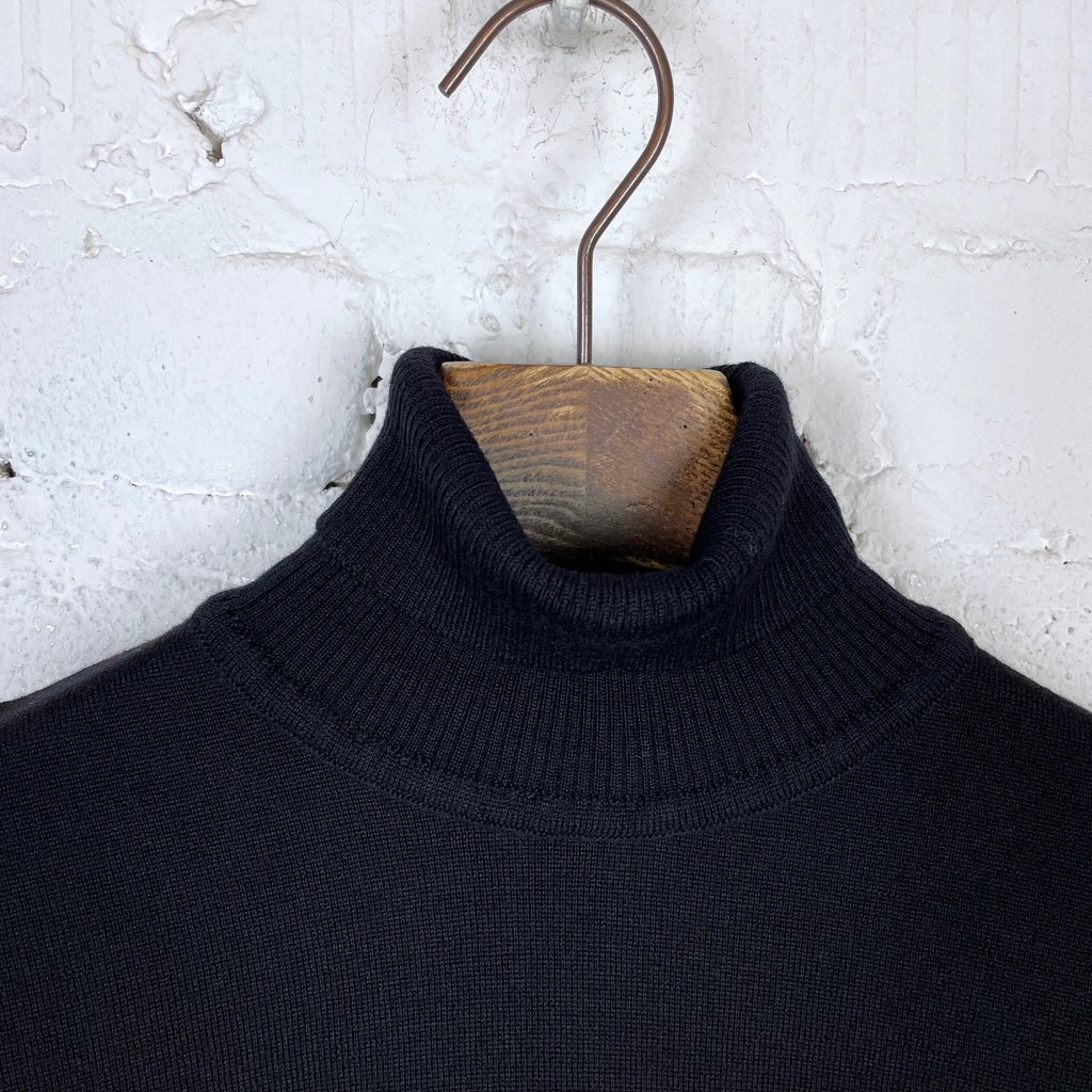 https://www.stuf-f.com/media/image/f0/28/01/grp-tec-1-fine-knit-roll-neck-sweater-black-2.jpg