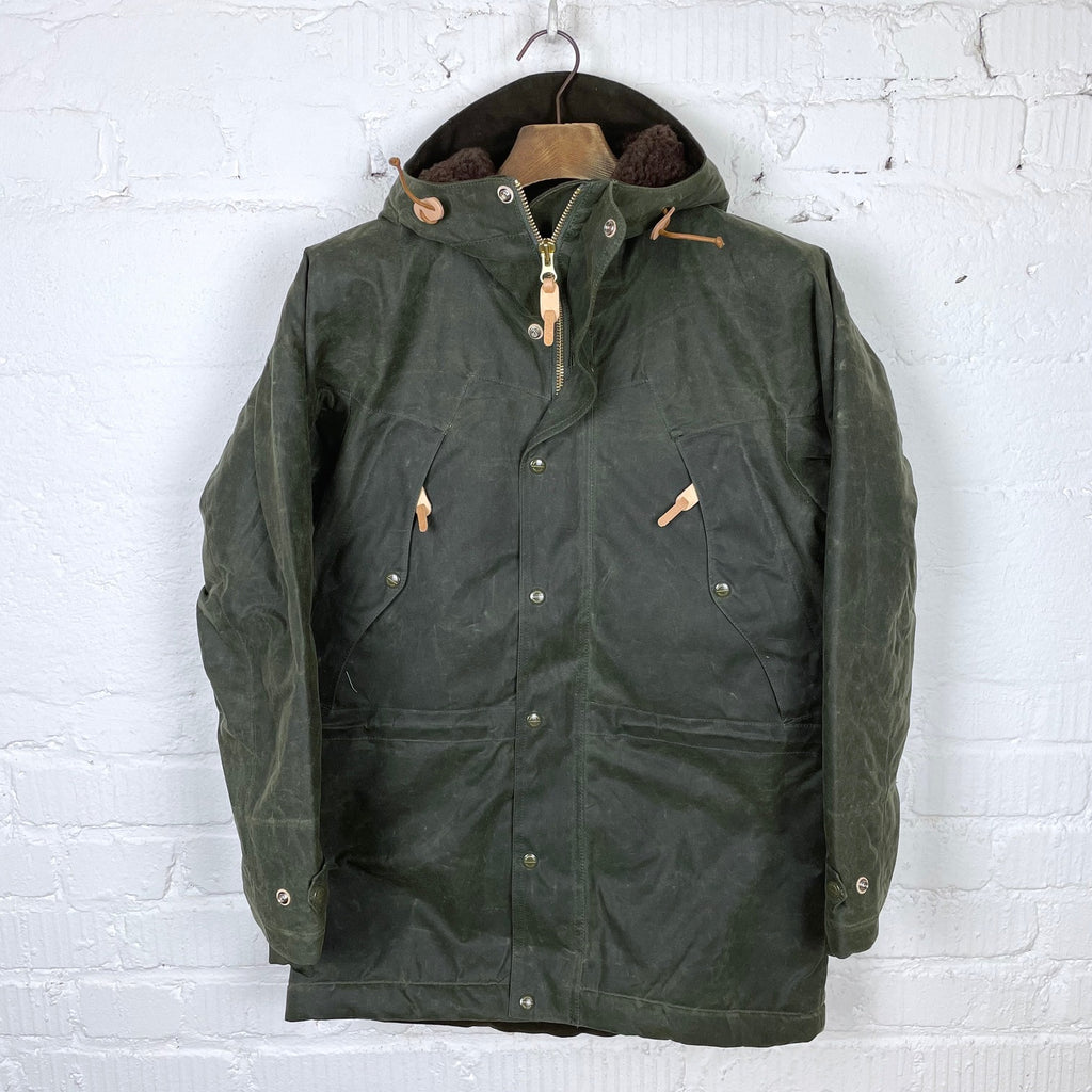 https://www.stuf-f.com/media/image/c7/10/1b/manifattura-ceccarelli-long-mountain-jacket-waxed-green-1.jpg