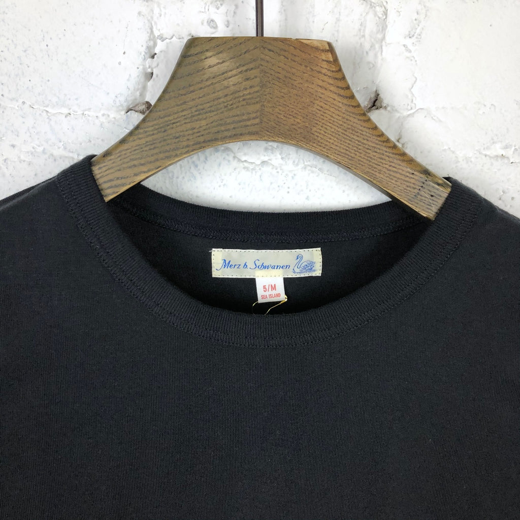 https://www.stuf-f.com/media/image/63/5a/bb/merz-b-schwanen-1950s-sea-island-cotton-t-shirt-black-2.jpg