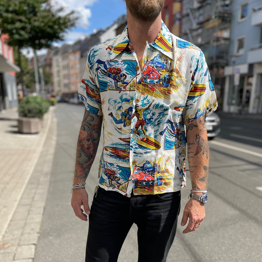 https://www.stuf-f.com/media/image/a9/bc/18/mister-freedom-rock-n-roll-action-packed-type-2-hawaiian-shirt-white-3.jpg