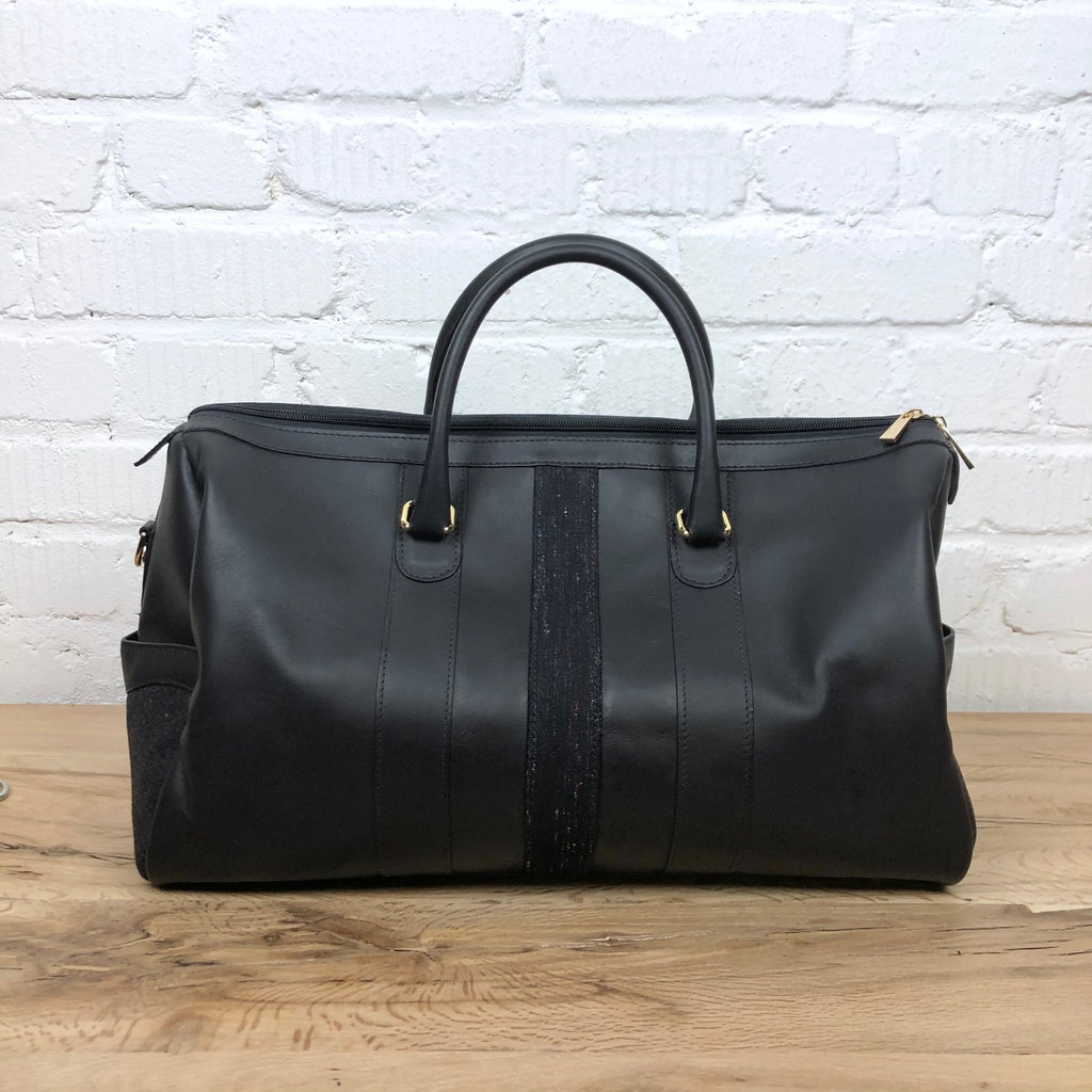 https://www.stuf-f.com/media/image/ed/b5/c7/monte-and-coe-leather-weekender-bag-black-1.jpg