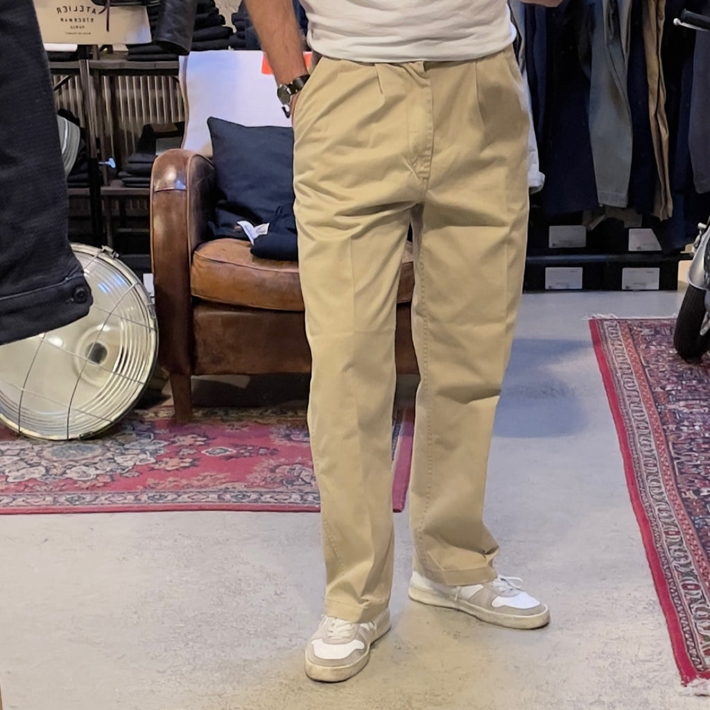 https://www.stuf-f.com/media/image/1a/8e/da/orslow-two-tuck-wide-trousers-beige-6.jpg