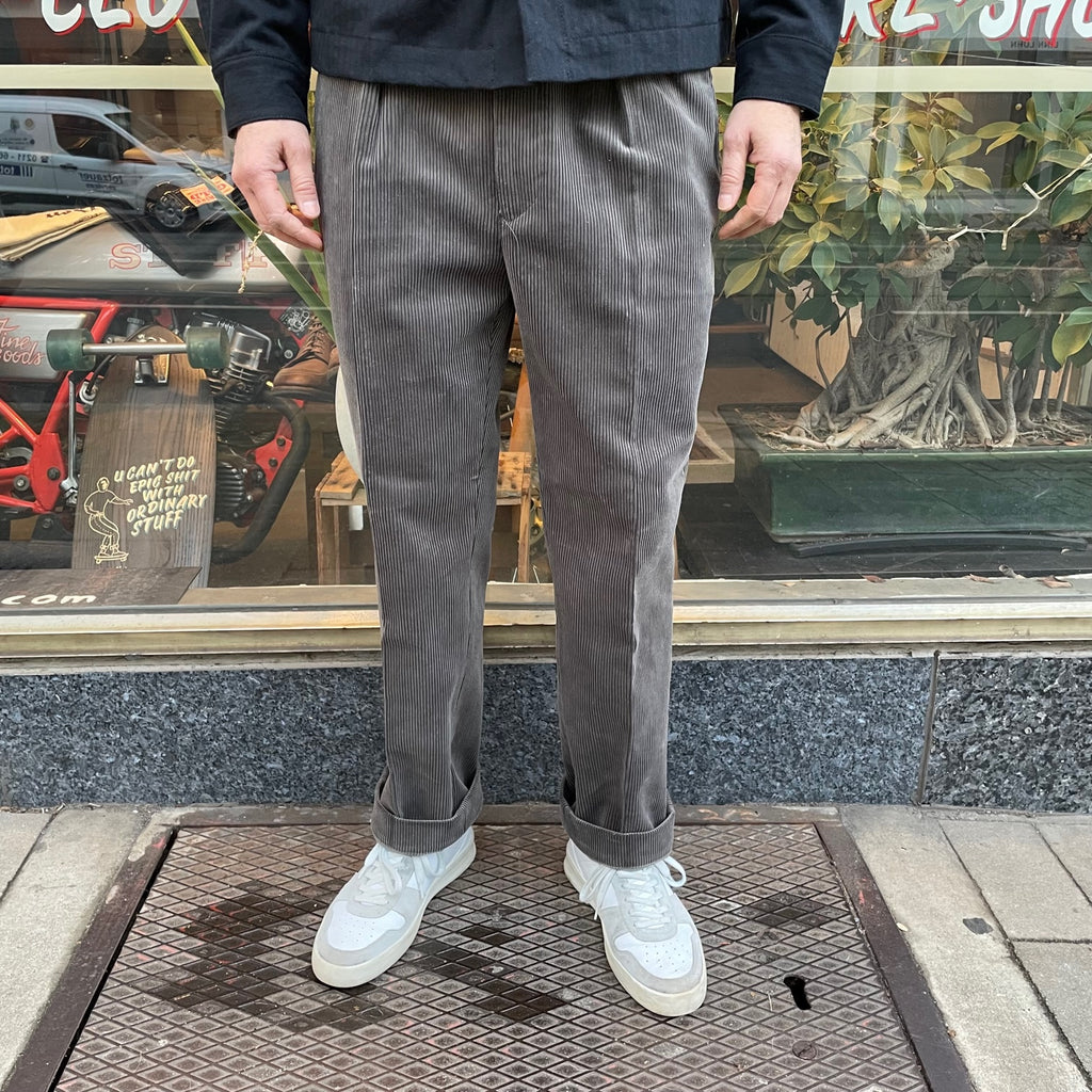 https://www.stuf-f.com/media/image/d2/81/8f/phigvel-maker-co-corduroy-trousers-grey-2.jpg