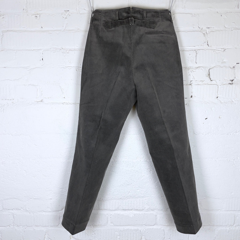 https://www.stuf-f.com/media/image/80/f8/c3/phigvel-maker-co-corduroy-trousers-grey-5.jpg