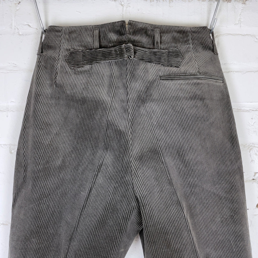 https://www.stuf-f.com/media/image/fb/9a/95/phigvel-maker-co-corduroy-trousers-grey-6.jpg