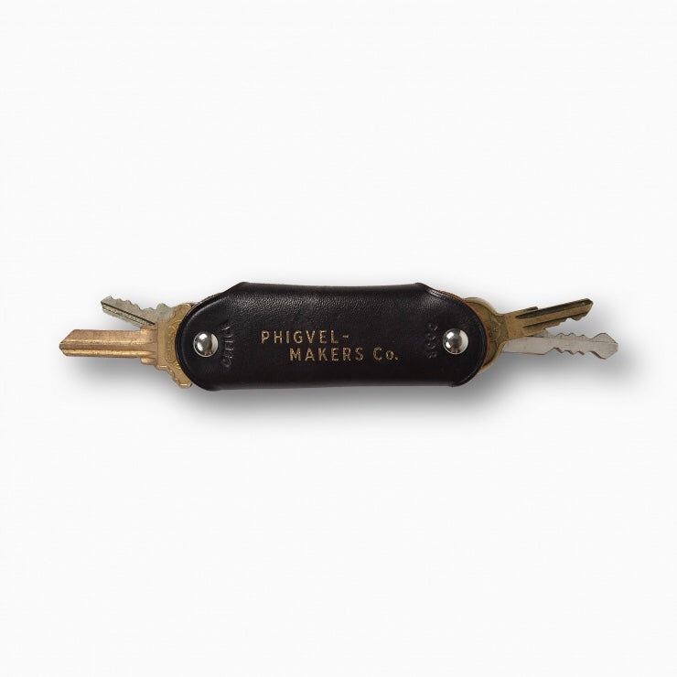 https://www.stuf-f.com/media/image/97/16/a9/phigvel-makers-co-key-case-vintage-black-1.jpg