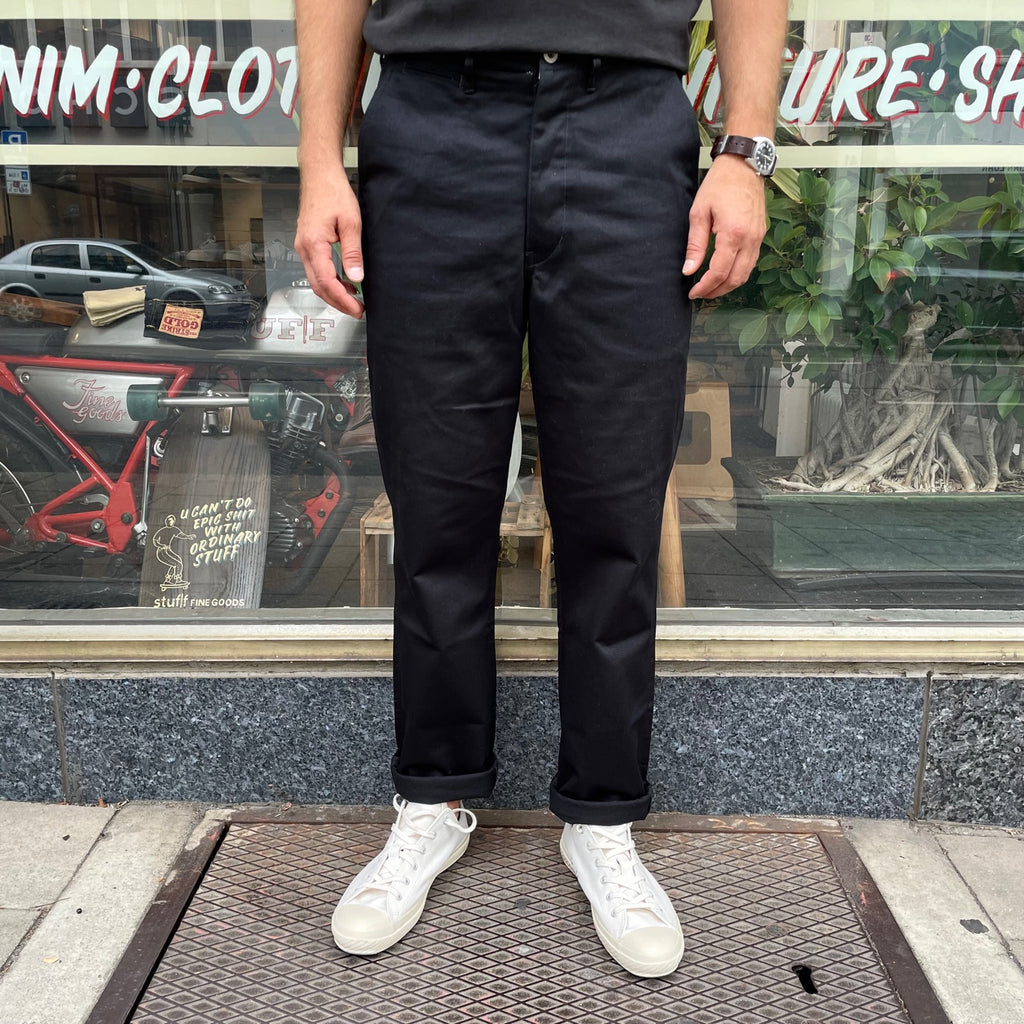 https://www.stuf-f.com/media/image/98/ca/8f/phigvel-makers-co-officer-trousers-regular-ink-black-1.jpg