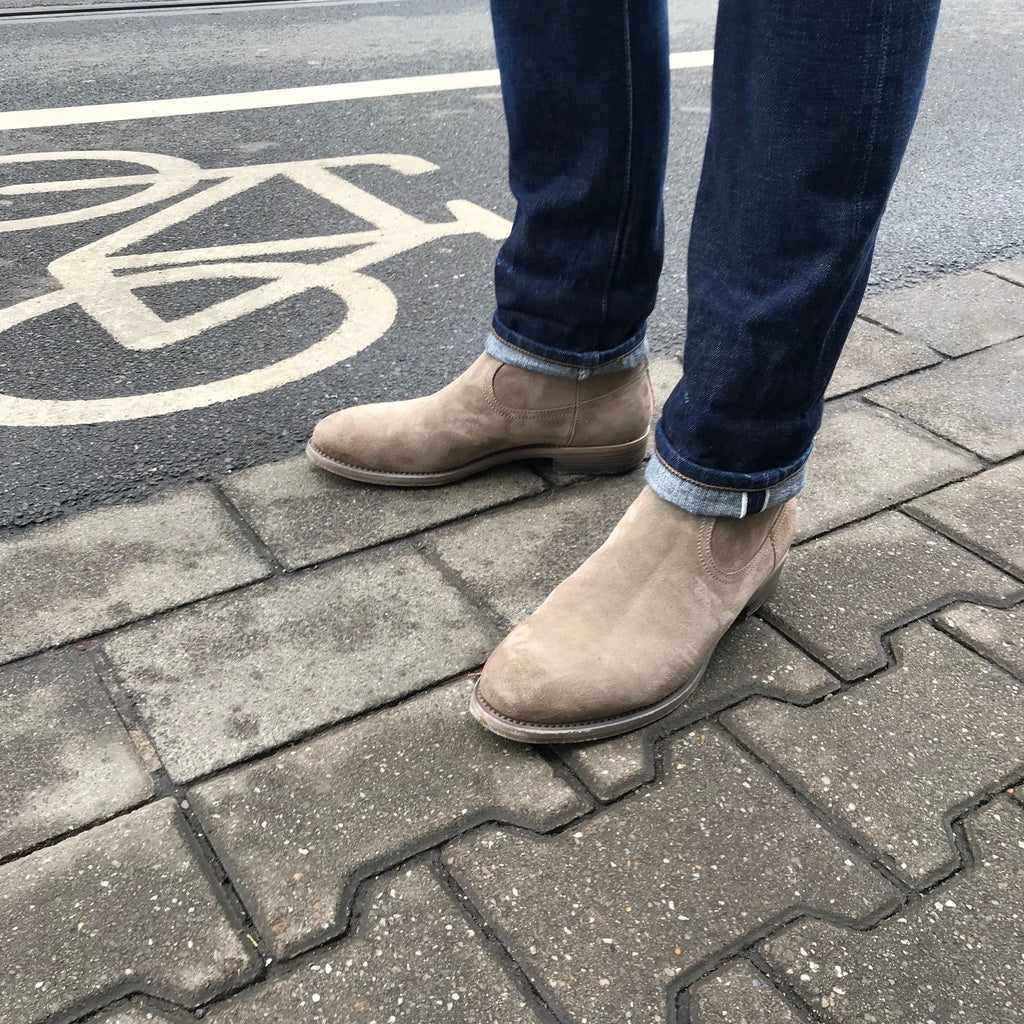 https://www.stuf-f.com/media/image/23/4b/fa/project-twlv-flame-suede-sand-boots-2.jpg
